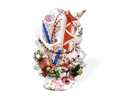 Orgulho partido - Contemporary Porcelain Art by Eliézer Nascimento (2024)